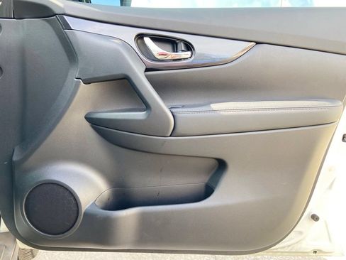 Used 2019 Nissan Rogue SV FWD image 16