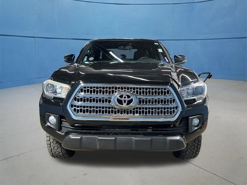 Used 2017 Toyota Tacoma TRD Off-Road AWD/4WD image 4
