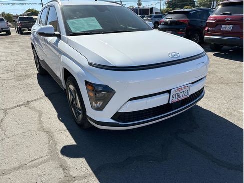 Used 2025 Hyundai Kona SEL FWD image 3