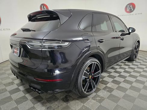 Used 2021 Porsche Cayenne GTS w/ Premium Package image 4