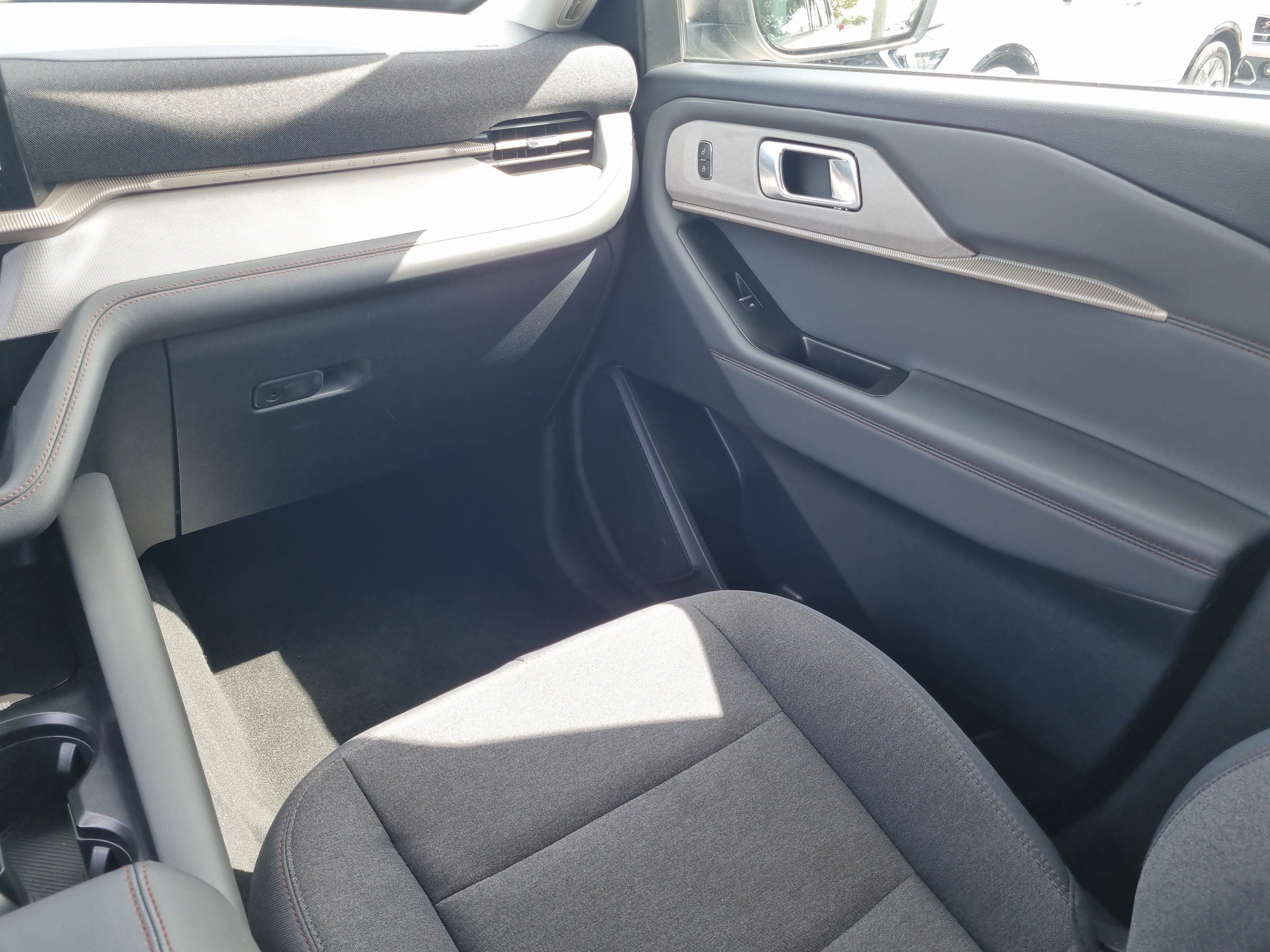 Used 2025 Ford Explorer Active AWD/4WD image 20