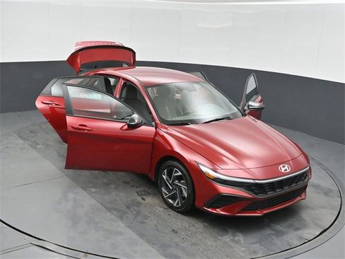 Used 2025 Hyundai Elantra SEL image 50