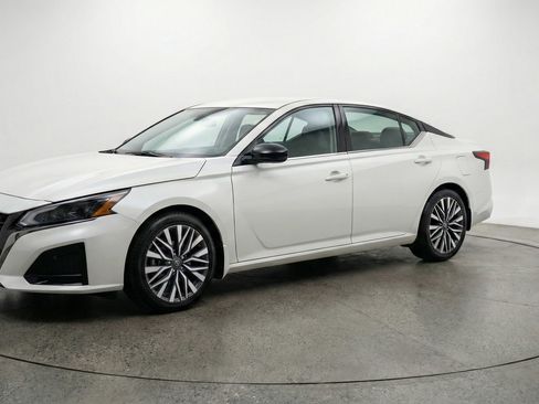 Used 2025 Nissan Altima 2.5 SV image 3