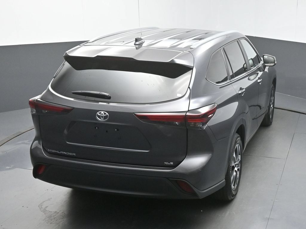 Used 2024 Toyota Highlander XLE FWD image 47