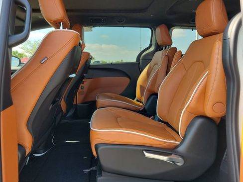 New 2026 Chrysler Pacifica Pinnacle image 9
