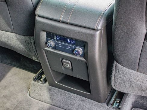 Used 2020 Chevrolet Traverse LT FWD image 31