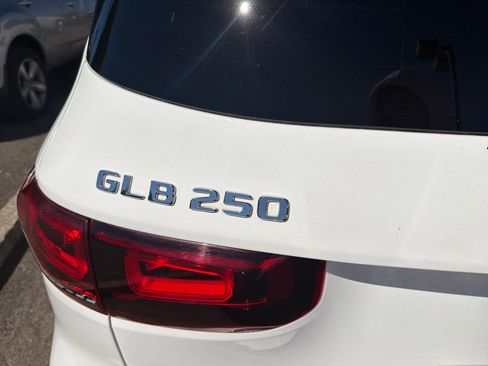 Used 2023 Mercedes-Benz GLB 250 4MATIC image 9