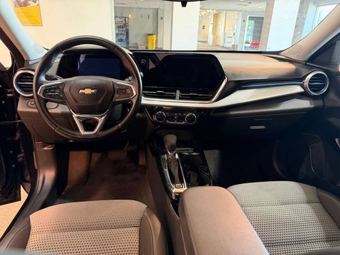 Used 2025 Chevrolet Trax LT w/ LT Convenience Package FWD image 32