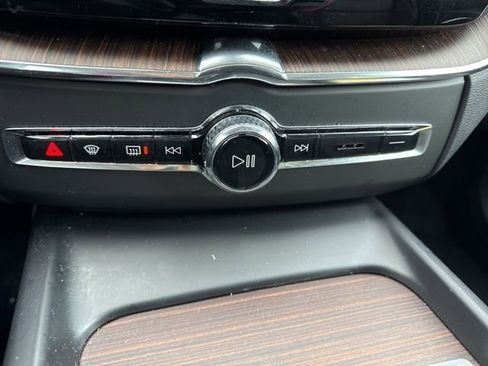 Used 2022 Volvo XC60 B5 Momentum image 16
