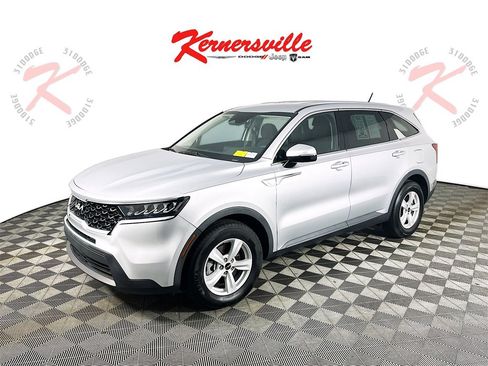 Used 2022 Kia Sorento LX image 3