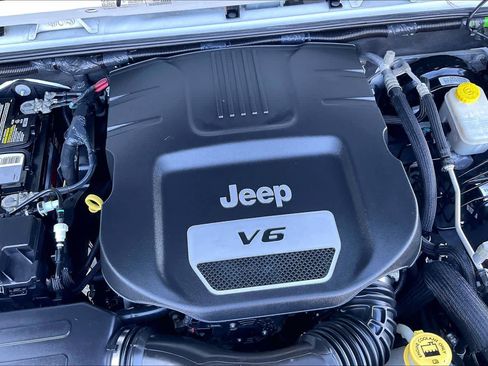 Used 2017 Jeep Wrangler Unlimited Sahara AWD/4WD image 28