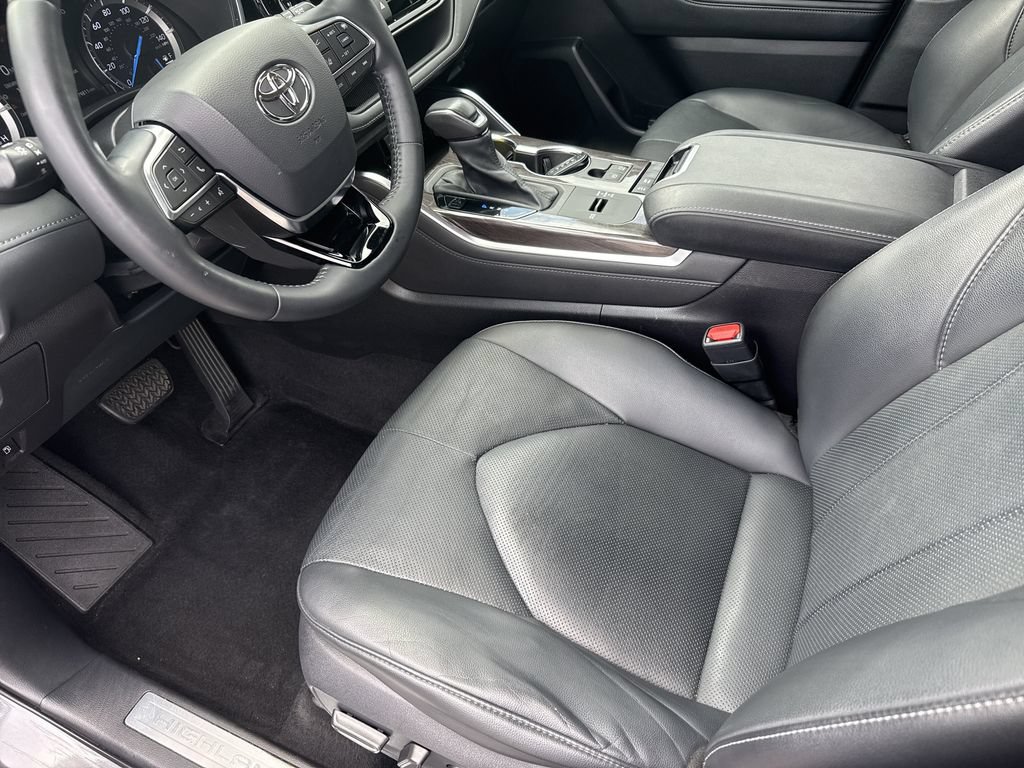 Used 2021 Toyota Highlander Limited FWD image 10