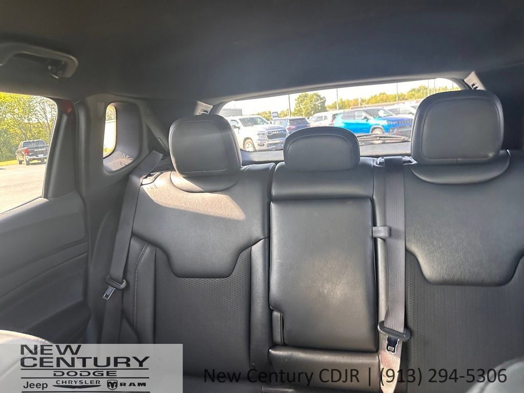 Used 2025 Jeep Compass Trailhawk AWD/4WD image 12