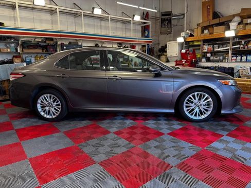 Used 2019 Toyota Camry XLE FWD image 8