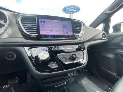 Used 2025 Chrysler Pacifica Select FWD image 19