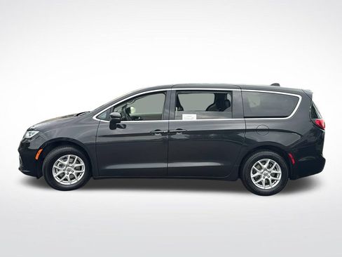 Used 2023 Chrysler Pacifica Touring-L FWD image 4