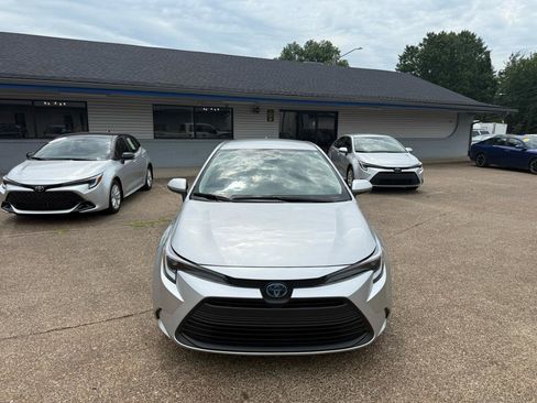 Used 2024 Toyota Corolla LE FWD image 2