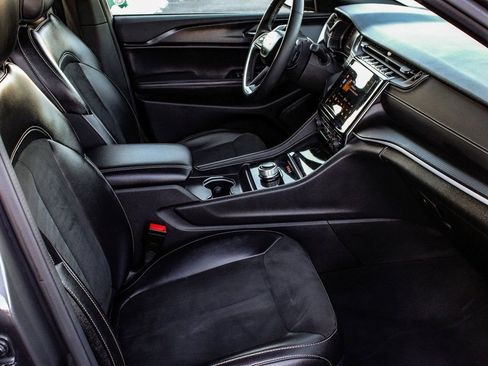 Used 2024 Jeep Grand Cherokee L Laredo image 42