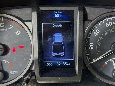 Used 2018 Toyota Tacoma TRD Sport image 14