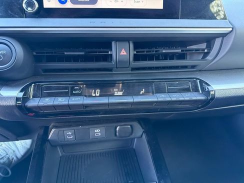 Used 2025 Toyota Prius LE FWD image 23