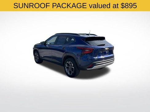 Used 2024 Chevrolet Trax LT w/ Sunroof Package FWD image 3