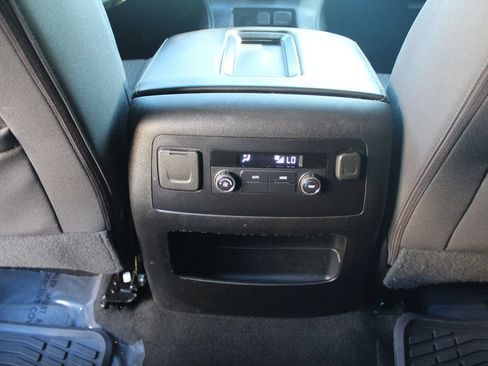Used 2018 Chevrolet Suburban LS RWD image 25