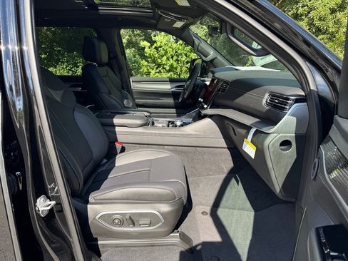 New 2025 Jeep Wagoneer L Series II w/ Premium Group I image 23