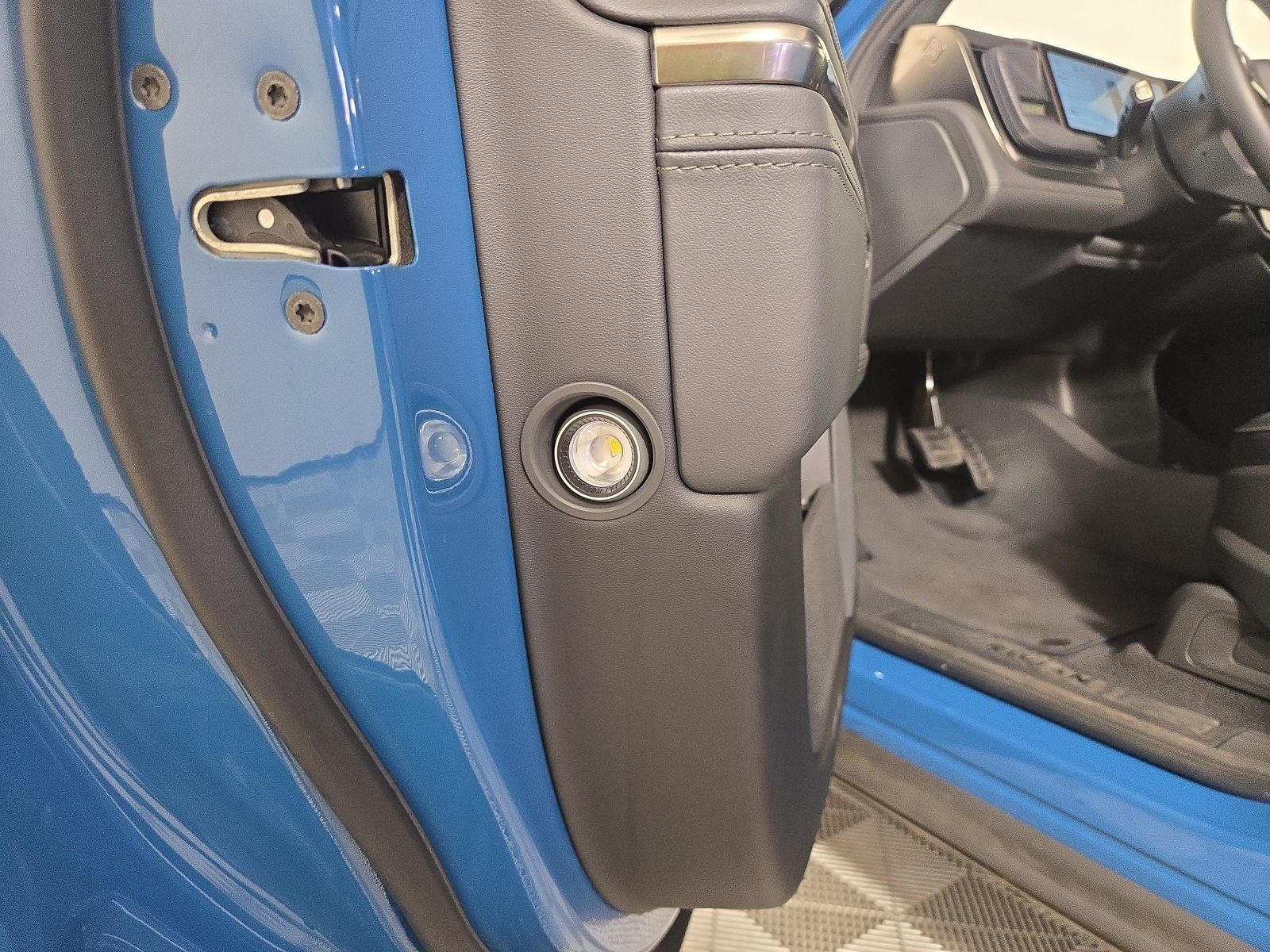 Used 2025 Rivian R1S Adventure Dual AWD/4WD image 32