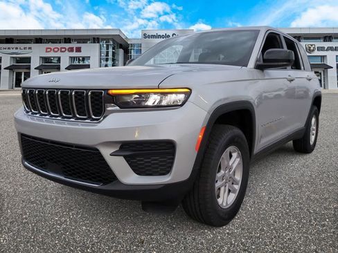 New 2025 Jeep Grand Cherokee Laredo w/ Luxury Tech Group I RWD image 4