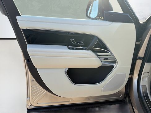 Used 2025 Land Rover Range Rover SE image 23