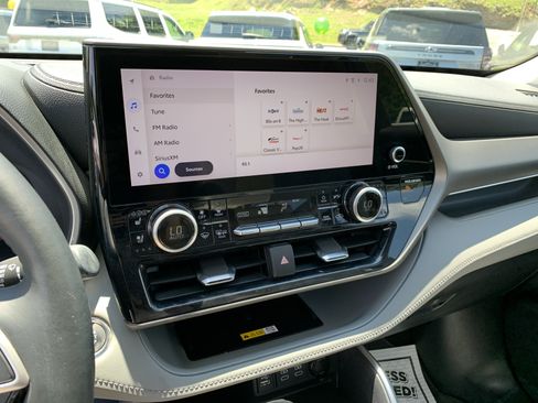 Used 2023 Toyota Highlander Limited FWD image 18