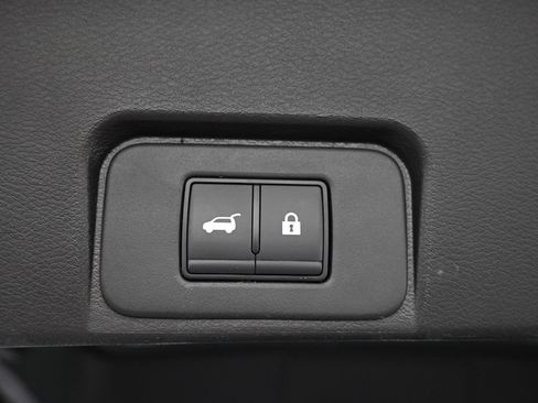Used 2025 Nissan Rogue SL FWD image 34