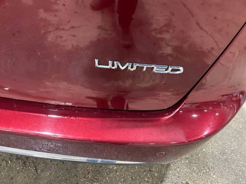 Used 2018 Chrysler Pacifica Limited w/ Tire & Wheel Group FWD image 20