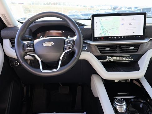 Certified 2025 Ford Explorer Platinum w/ LUX Leather Package image 20