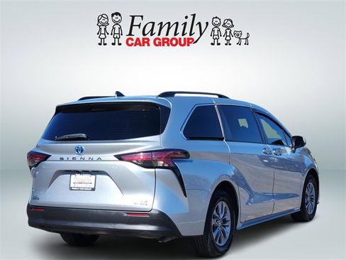 Certified 2022 Toyota Sienna LE image 4