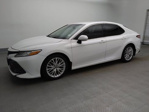 Used 2018 Toyota Camry XLE FWD image 2