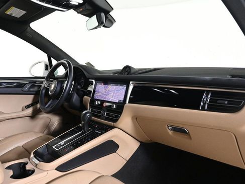 Certified 2024 Porsche Macan image 17