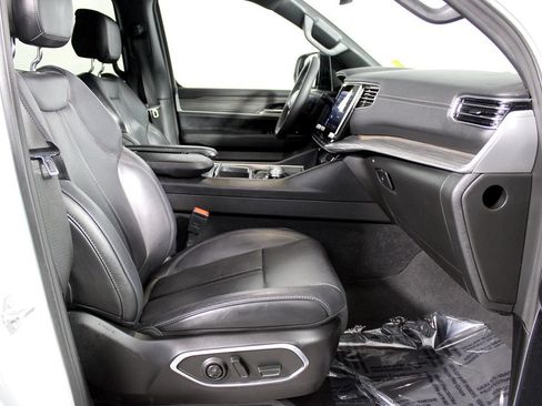 Used 2024 Jeep Wagoneer L Series II w/ Flexible Seating Group RWD image 13