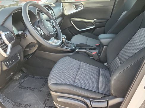 Used 2025 Kia Soul LX w/ LX Technology Package FWD image 7