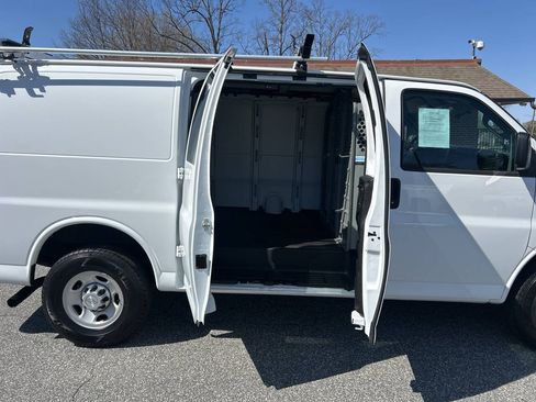 Used 2017 Chevrolet Express 2500 RWD image 18