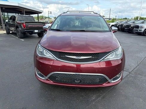 Used 2019 Chrysler Pacifica Limited w/ Tire & Wheel Group FWD image 4