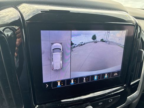 Used 2021 Chevrolet Traverse LT w/ LT Premium Package image 12