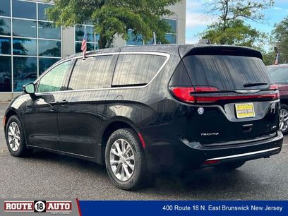 Used 2023 Chrysler Pacifica Touring-L w/ Uconnect Theater Family Group