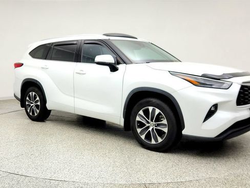 Used 2022 Toyota Highlander XLE AWD/4WD image 3