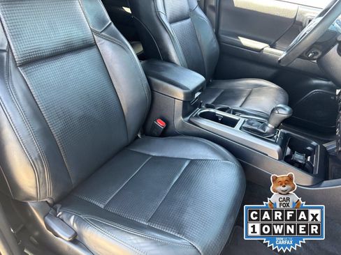 Used 2018 Toyota Tacoma TRD Off-Road AWD/4WD image 10