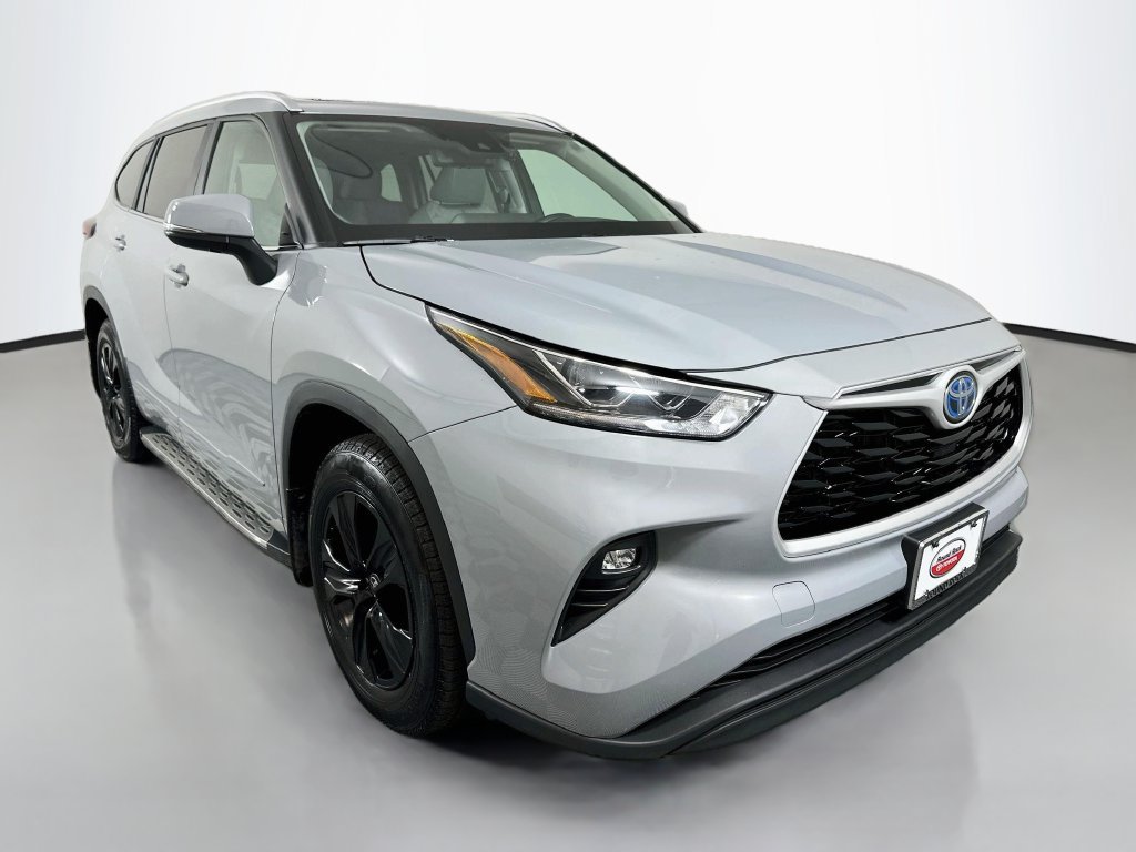 Used 2023 Toyota Highlander Bronze Edition FWD image 3