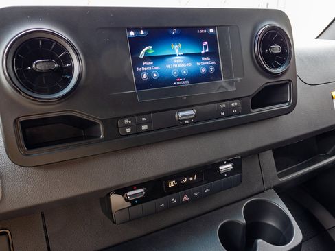 Used 2024 Mercedes-Benz Sprinter 2500 image 21