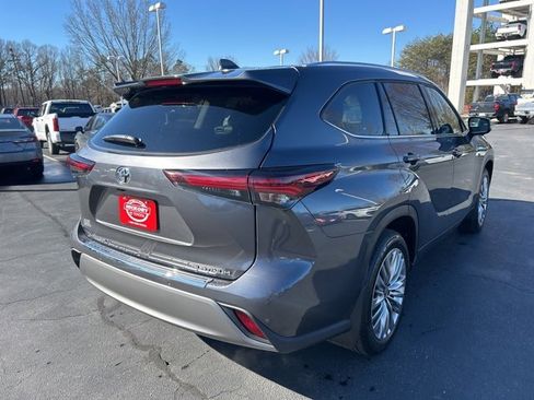 Used 2024 Toyota Highlander Platinum image 5