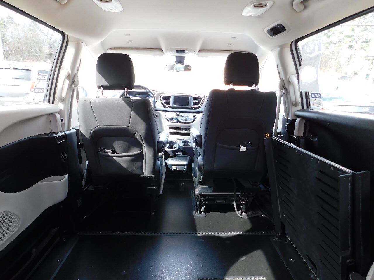 Used 2022 Chrysler Voyager LX FWD image 23