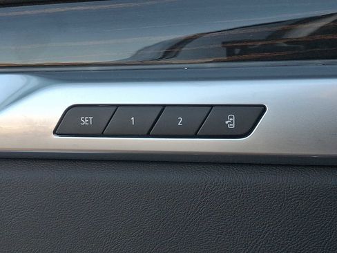 Used 2025 Cadillac Escalade ESV Premium Luxury image 28